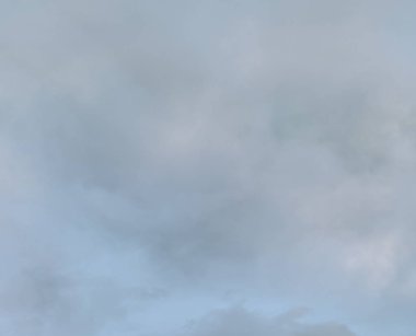 Öğleden sonra hafta sonu önce bulutlu ile güzel mavi gökyüzü 