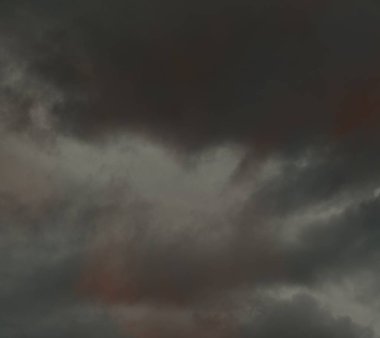 Kırmızı ışık güneş'ten ile arka plan gri bulutlar gökyüzü.