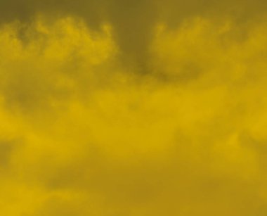 Siyah sahne stüdyosu vitrin oda arka plan üzerinde sarı sis ve sis etkisi.