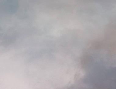 Beyaz bulutlar şekil--dan büyük küçük ve yavaş yavaş değiştirmek.