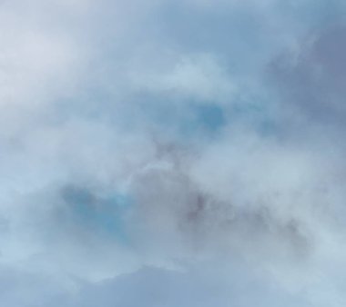 Mavi gökyüzündeki bulutlar