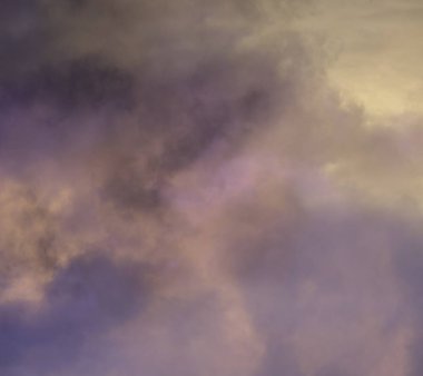 Berrak mavi gökyüzüne karşı, gün batımında kabarık beyaz bulutlar isabet Güzel ışık.