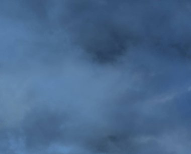 Ağır sağanak koyu mavi renk yaz bulutu taşır.