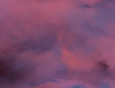 Işık pastel tonu etkisi ile Alacakaranlık gökyüzü. Yumuşak bulutların renkli gün batımı. 