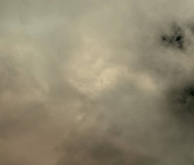 2d illüstrasyon. Beton düz duvar grafiti fon. Modern sanat tarzı. Çok renkli şekil ler ve desenler. El yapımı sprey resimleri. Boyalı pürüzlü yüzey. Fırça darbeleri.