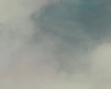 Fırtınadan önce karanlık gökyüzü