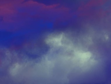 Bir fırtına önce karanlık gökyüzünde mavi gri dramatik bulutlar Arka plan.