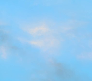 Mavi gökyüzünde bulutlar hava.