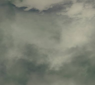 Güneşli bir günde gökyüzündeki karanlık yağmur bulutları. 