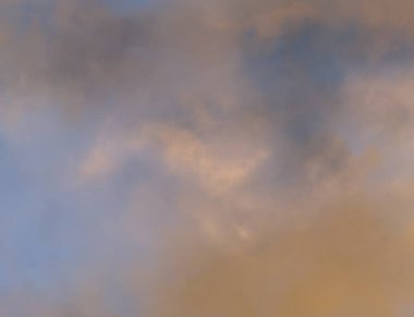 Dağ doruklarına bulutlu gün batımında. Güzel kış manzarası.