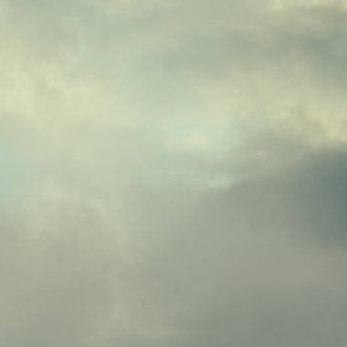 Arka plan olarak dramatik gökyüzü, yalnız saat hakkında kavram, yağmur geliyor, hiçbir güneş ışığı