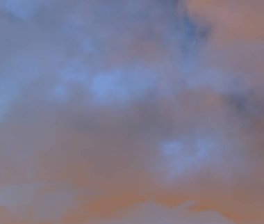 Bulutların üzerinde birden fazla renk ile güzel altın saat gökyüzü