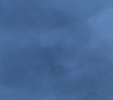 Ağır bulutlu gri fırtınalı gökyüzü