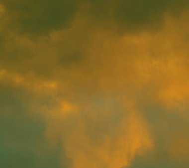 Şaşırtıcı günbatımı bulutlara