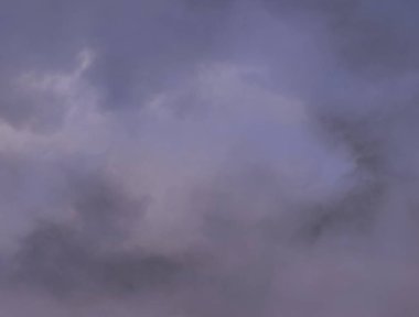 Kışın mavi gökyüzü, gündüz güzel ve kabarık, gökyüzünün ilginç bulutlu şekli