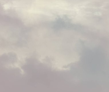 Arka plan olarak dramatik gökyüzü, yalnız saat hakkında kavram, yağmur geliyor, hiçbir güneş ışığı