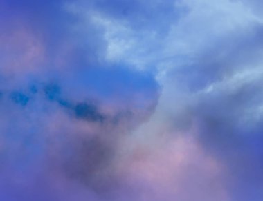 Bulutlar doğa bir parlak gökyüzü gün içinde.