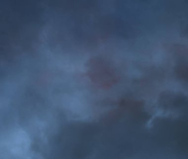 Beyaz kağıt arka planda soyut yıkama ve fırça darbelerine sahip renkli suluboya dokusu. 