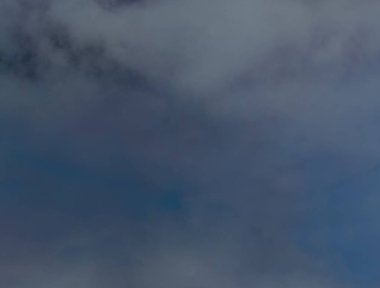 Bulutlarda dağ manzarası