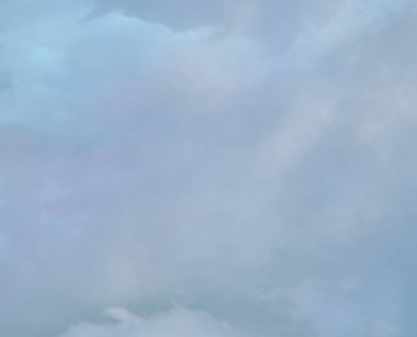 Beyaz bulutlu mavi gökyüzü arkaplanı