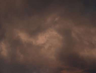 Kırmızı ve turuncu ışıklı dramatik karanlık gökyüzü