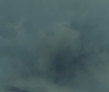 Yaratıcı grunge ışık gökyüzü mavi arka plan. Tasarım için suluboya kağıt dokulu illüstrasyon, vintage kart, retro şablonlar. Pürüzsüz turkuaz renkler ıslak etkisi el çizilmiş kova tuval