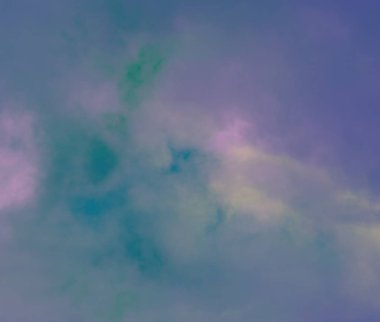 güneş ışığı parlamaile mavi gökyüzü