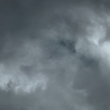 Fırtına öncesi karanlık gökyüzü