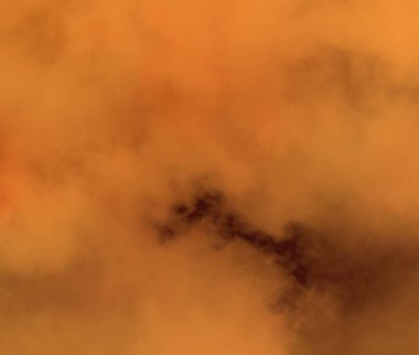 Tarlanın üzerinde parlayan sabah sisi