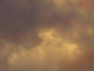 gün doğumundan önce fantastik mavi gökyüzü ve turuncu bulut  