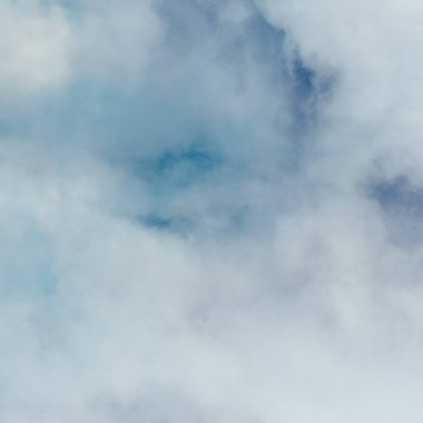 Mavi gökyüzü bulutlu web tasarımı için uygun.