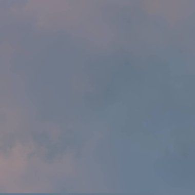 Bulutlar gökyüzü mavi gökyüzü küçük gökyüzünde yüzen.