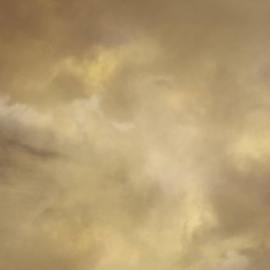 Arka plan olarak gün batımında gökyüzünde fırtına bulutları