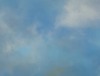 Bulutlu bir günde akşam mavi gökyüzü arka plan