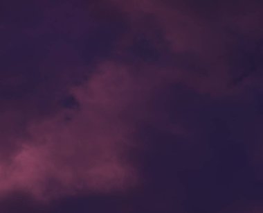 Gün doğumunda mavi gökyüzünde pembe kabarık bulutlar