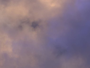 akşam gökyüzünde ışık renkli bulutlar