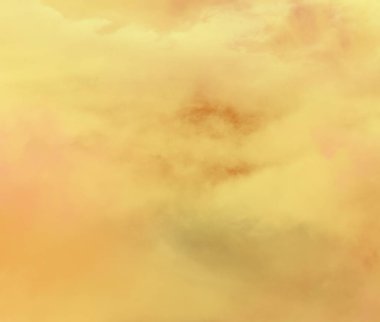 Arkaplan için kara bulutlar arasında parlayan ışık ışınları