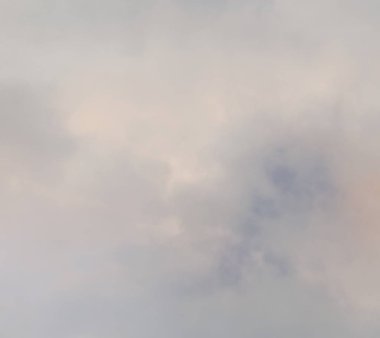 Arka planda mavi bulutsu