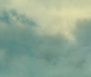 Güneşe bak, gökyüzündeki bulutlar güzelliği gösteriyor..