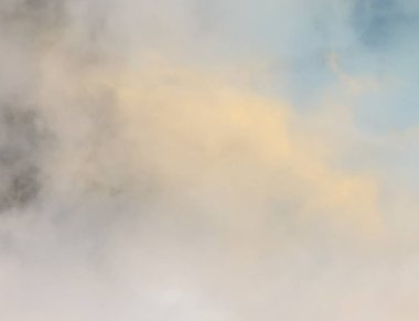 Kalın bir sis ormanlık, bir üst görünüm, afiş arka plan kaplı