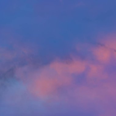 beyaz ay kış mavi akşam gökyüzünde