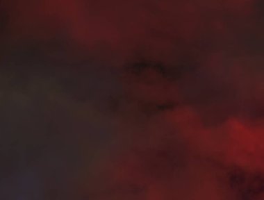 Koyu, koyu arka planda kırmızı ve turuncu renkli duman