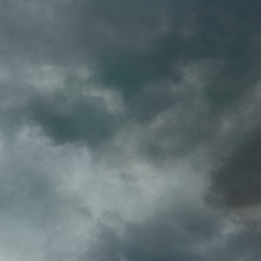 Beyaz bulutlu mavi gökyüzü