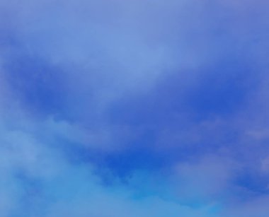 Mavi gökyüzünde bulutlar hava.