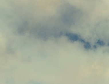 Bulutlar öğleden sonra Rüzgar hareket ediyor.