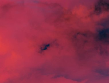 gün batımında renkli bulutlar