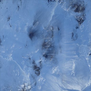 kar üzerinde su damlaları