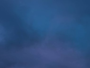 İlkbahar da bulutlu mavi fırtınalı gökyüzü