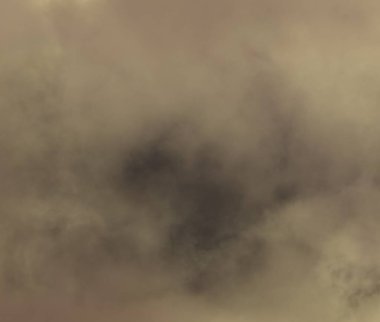 Tarlanın üzerinde parlayan sabah sisi