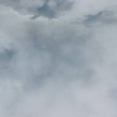 Çoğunlukla bulutlu akşam gökyüzü. Yağmurdan önce gökyüzü